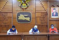 Gubernur Khofifah dalam rapat koordinasi penanganan virus corona (covid-19) beberapa waktu lalu. (Fahmi/SJ Foto) 