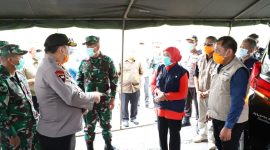 Gubernur Khofifah memantau pos pengawasan dan pencegahan virus corona di Jembatan Suramadu beberapa waktu lalu. (Fahmi/SJ Foto) 