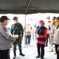 Gubernur Khofifah memantau pos pengawasan dan pencegahan virus corona di Jembatan Suramadu beberapa waktu lalu. (Fahmi/SJ Foto) 
