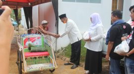 Achmad Fauzi didampingi Dewi Khalifah bagikan 1.100 bingkis sembako kepada tukang becak di Kota Sumenep, Minggu, 05/04/2020. (*/SJ Foto) 