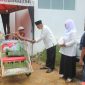 Achmad Fauzi didampingi Dewi Khalifah bagikan 1.100 bingkis sembako kepada tukang becak di Kota Sumenep, Minggu, 05/04/2020. (*/SJ Foto) 