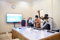 Selain dirikan command posko covid-19, Gubernur Khofifah juga bagikan 75 handphone ke rumah sakit rujukan di Jatim. (Fahmi/SJ Foto) 