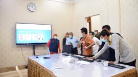 Selain dirikan command posko covid-19, Gubernur Khofifah juga bagikan 75 handphone ke rumah sakit rujukan di Jatim. (Fahmi/SJ Foto) 