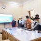 Selain dirikan command posko covid-19, Gubernur Khofifah juga bagikan 75 handphone ke rumah sakit rujukan di Jatim. (Fahmi/SJ Foto) 
