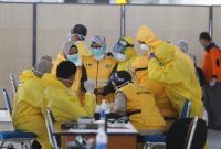 154 pekerja migran asal Malaysia jalani rapid test corona di Surabaya, Selasa, 07/04/2020. (Fahmi/SJ Foto) 