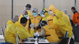 154 pekerja migran asal Malaysia jalani rapid test corona di Surabaya, Selasa, 07/04/2020. (Fahmi/SJ Foto) 