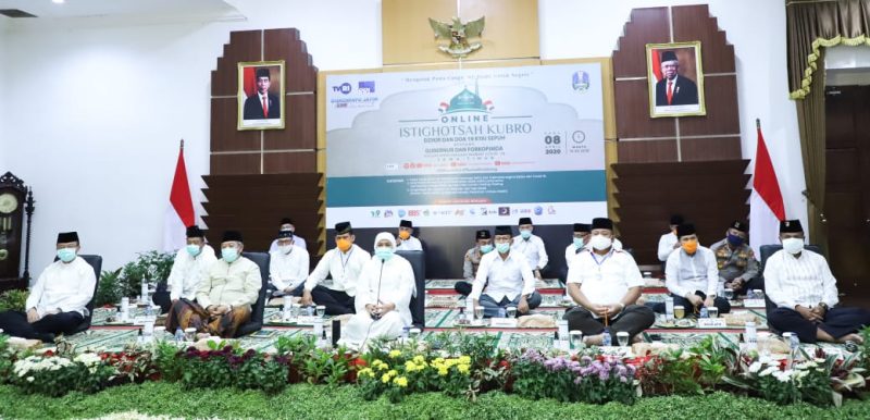 Istighosah Kubro nisfu Sya'ban digelar di Gedung Negara Grahadi, Surabaya, Rabu malam, 08/04/2020. (Yudha/SJ Foto) 
