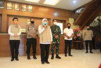 Gubernur Khofifah dalam sebuah acara di Polda Jatim. (Fahmi/SJ Foto) 