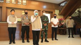 Gubernur Khofifah dalam sebuah acara di Polda Jatim. (Fahmi/SJ Foto) 