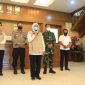 Gubernur Khofifah dalam sebuah acara di Polda Jatim. (Fahmi/SJ Foto) 