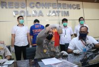 Kedua tersangka penyelundupan benih lobster dihadirkan dalam konferensi pers, Kamis, 10/04/2020. (Yudha/SJ Foto) 