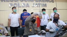 Kedua tersangka penyelundupan benih lobster dihadirkan dalam konferensi pers, Kamis, 10/04/2020. (Yudha/SJ Foto) 