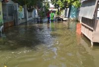 Banjir menggenangi permukiman warga di Kabupaten Lamongan, Jawa Timur, Jumat, 10/04/2020. (Makhrus/SJ Foto) 