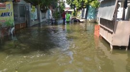 Banjir menggenangi permukiman warga di Kabupaten Lamongan, Jawa Timur, Jumat, 10/04/2020. (Makhrus/SJ Foto) 