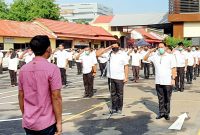 TEROBOSAN JOGOBOYO: Hormat pimpinan kepada anggota Polri yang memasuki masa purna bhakti. (Yudha/SJ Foto) 