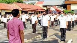 TEROBOSAN JOGOBOYO: Hormat pimpinan kepada anggota Polri yang memasuki masa purna bhakti. (Yudha/SJ Foto) 