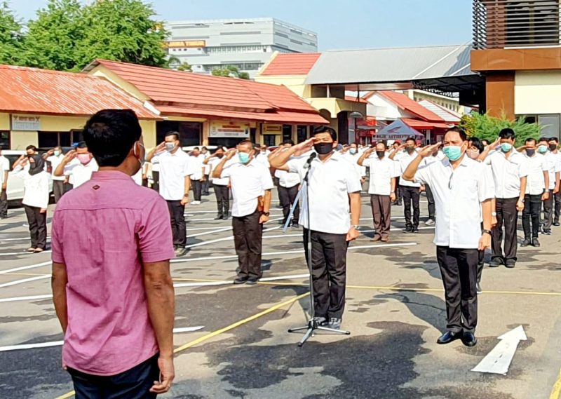 TEROBOSAN JOGOBOYO: Hormat pimpinan kepada anggota Polri yang memasuki masa purna bhakti. (Yudha/SJ Foto) 