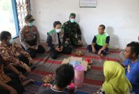 Ketua gugus tugas Covid-19 Kabupaten Sidoarjo, Nur Ahmad Syaifuddin berkunjung ke rumah almarhum Rukhiyati, pasien PDP Corona yang meninggal dunia di Desa Watutulis, Kecamatan Prambon, Sidoarjo, Sabtu, 11/04/2020. (Fahmi/SJ Foto) 