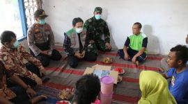 Ketua gugus tugas Covid-19 Kabupaten Sidoarjo, Nur Ahmad Syaifuddin berkunjung ke rumah almarhum Rukhiyati, pasien PDP Corona yang meninggal dunia di Desa Watutulis, Kecamatan Prambon, Sidoarjo, Sabtu, 11/04/2020. (Fahmi/SJ Foto) 