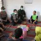 Ketua gugus tugas Covid-19 Kabupaten Sidoarjo, Nur Ahmad Syaifuddin berkunjung ke rumah almarhum Rukhiyati, pasien PDP Corona yang meninggal dunia di Desa Watutulis, Kecamatan Prambon, Sidoarjo, Sabtu, 11/04/2020. (Fahmi/SJ Foto) 