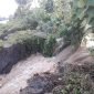 Tanggul Kali Plalangan di Desa Ploso Lebak, Kecamatan Turi, Lamongan jebol dan merendam lahan pertanian dan rumah warga. (Makhrus/SJ Foto) 
