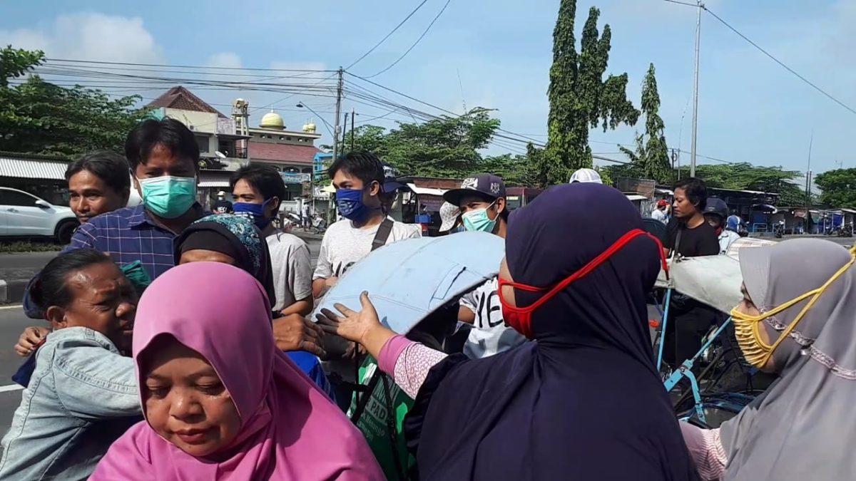 Relawan YES bagikan ribuan masker di pasar tradisional di Lamongan, Jawa Timur, Senin, 13/04/2020. (Makhrus/SJ Foto)