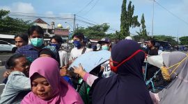 Relawan YES bagikan ribuan masker di pasar tradisional di Lamongan, Jawa Timur, Senin, 13/04/2020. (Makhrus/SJ Foto) 