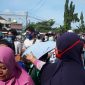 Relawan YES bagikan ribuan masker di pasar tradisional di Lamongan, Jawa Timur, Senin, 13/04/2020. (Makhrus/SJ Foto) 