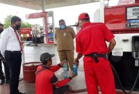 Petugas gabungan ESDA dan Polres Sumenep memantau ketersediaan BBM dan LPG 3 KG jelang masuki bulan ramadhan, Senin, 13/04/2020. (*/SJ Foto) 