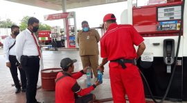 Petugas gabungan ESDA dan Polres Sumenep memantau ketersediaan BBM dan LPG 3 KG jelang masuki bulan ramadhan, Senin, 13/04/2020. (*/SJ Foto) 