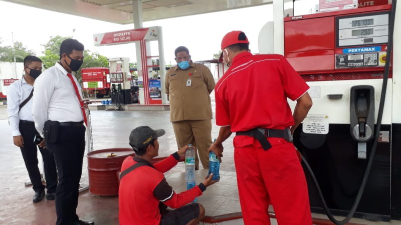 Petugas gabungan ESDA dan Polres Sumenep memantau ketersediaan BBM dan LPG 3 KG jelang masuki bulan ramadhan, Senin, 13/04/2020. (*/SJ Foto) 