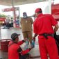 Petugas gabungan ESDA dan Polres Sumenep memantau ketersediaan BBM dan LPG 3 KG jelang masuki bulan ramadhan, Senin, 13/04/2020. (*/SJ Foto) 