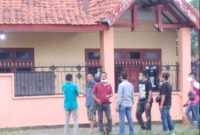 Petugas Densus 88 geledah rumah terduga teroris di Desa Ngares Rejo, Kecamatan Sukodono, Sidoarjo, Selasa, 14/04/2020. (Fahmi/SJ Foto) 