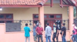 Petugas Densus 88 geledah rumah terduga teroris di Desa Ngares Rejo, Kecamatan Sukodono, Sidoarjo, Selasa, 14/04/2020. (Fahmi/SJ Foto) 