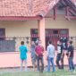 Petugas Densus 88 geledah rumah terduga teroris di Desa Ngares Rejo, Kecamatan Sukodono, Sidoarjo, Selasa, 14/04/2020. (Fahmi/SJ Foto) 