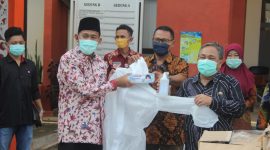 Achmad Fauzi, mewakili Anggota DPR RI dari PDIP, MH Said Abdullah, menyerahkan bantuan ribuan alat pengaman diri (APD) kepada petugas medis di Sumenep, Kamis, 16/04/2020. (*/SJ Foto) 