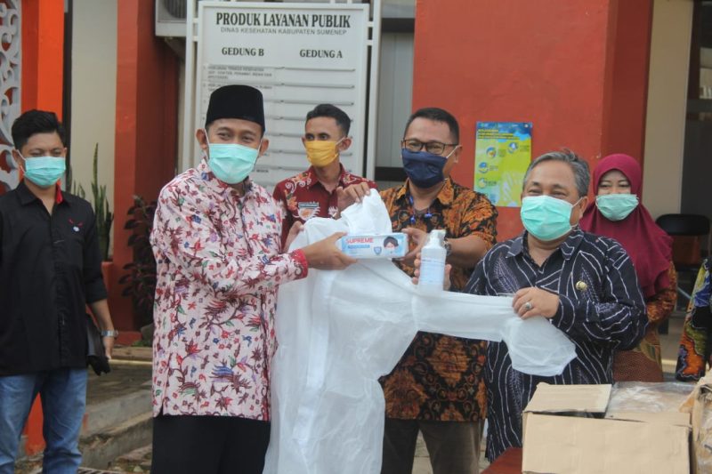 Achmad Fauzi, mewakili Anggota DPR RI dari PDIP, MH Said Abdullah, menyerahkan bantuan ribuan alat pengaman diri (APD) kepada petugas medis di Sumenep, Kamis, 16/04/2020. (*/SJ Foto) 