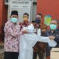 Achmad Fauzi, mewakili Anggota DPR RI dari PDIP, MH Said Abdullah, menyerahkan bantuan ribuan alat pengaman diri (APD) kepada petugas medis di Sumenep, Kamis, 16/04/2020. (*/SJ Foto) 