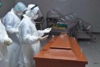 Jenazah pasien covid-19 dishalati dan didoakan sebelum dimakamkan. (Fahmi/SJ Foto) 