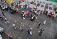 Petugas Siaga Jaga Masyarakat dalam Physical Distancing Selama Belanja di Lumbung Pangan Jatim, Selasa, 21/04/2020. (Fahmi/SJ Foto) 