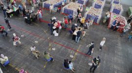 Petugas Siaga Jaga Masyarakat dalam Physical Distancing Selama Belanja di Lumbung Pangan Jatim, Selasa, 21/04/2020. (Fahmi/SJ Foto) 