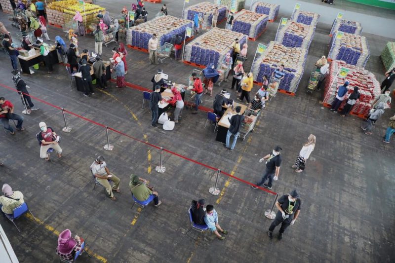 Petugas Siaga Jaga Masyarakat dalam Physical Distancing Selama Belanja di Lumbung Pangan Jatim, Selasa, 21/04/2020. (Fahmi/SJ Foto)