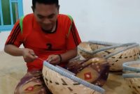 Warga Desa Cangkreng, Kecamatan Lenteng, Sumenep, sedang membuat kerajinan bambu di rumahnya, Selasa, 22/04/2020. (mg1/SJ Foto) 