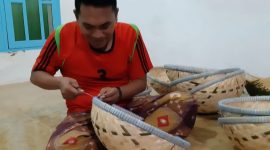 Warga Desa Cangkreng, Kecamatan Lenteng, Sumenep, sedang membuat kerajinan bambu di rumahnya, Selasa, 22/04/2020. (mg1/SJ Foto) 
