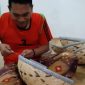 Warga Desa Cangkreng, Kecamatan Lenteng, Sumenep, sedang membuat kerajinan bambu di rumahnya, Selasa, 22/04/2020. (mg1/SJ Foto) 