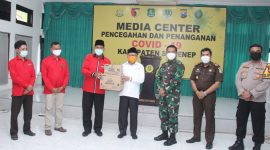 Bantuan uang sebesar 250 juta rupiah dari MH. Said Abdullah diberikan kepada ketua gugus tugas penanganan covid-19, Abuya Busyro Karim, di Kota Sumenep, Selasa,  22/04/2020. (*/SJ Foto) 