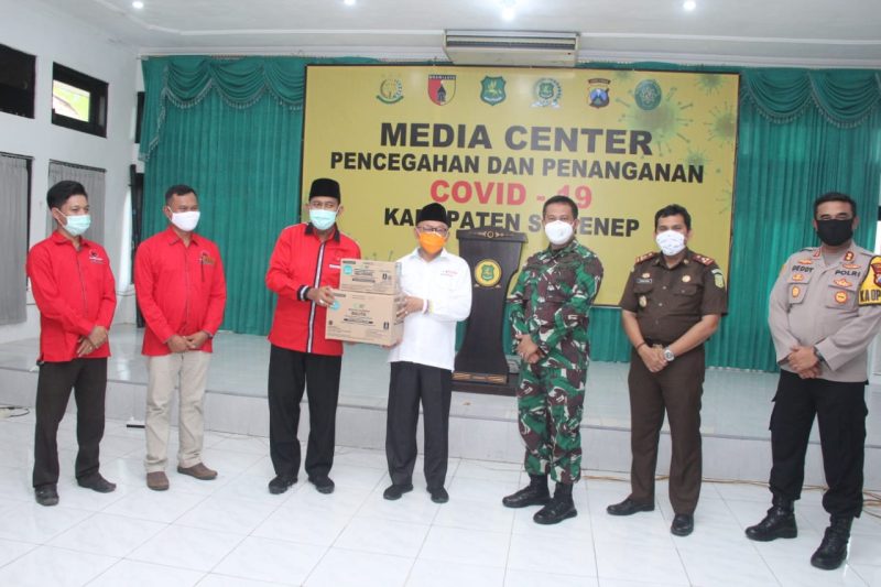 Bantuan uang sebesar 250 juta rupiah dari MH. Said Abdullah diberikan kepada ketua gugus tugas penanganan covid-19, Abuya Busyro Karim, di Kota Sumenep, Selasa,  22/04/2020. (*/SJ Foto) 