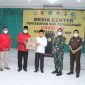 Bantuan uang sebesar 250 juta rupiah dari MH. Said Abdullah diberikan kepada ketua gugus tugas penanganan covid-19, Abuya Busyro Karim, di Kota Sumenep, Selasa,  22/04/2020. (*/SJ Foto) 