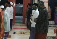 Cegah corona, shalat tarawih di Lamongan, Jawa Timur, digelar dengan mengatur shaf berjauhan. (Makhrus/SJ Foto) 