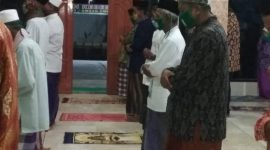 Cegah corona, shalat tarawih di Lamongan, Jawa Timur, digelar dengan mengatur shaf berjauhan. (Makhrus/SJ Foto) 